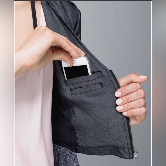 Lululemon sz. 4 Tranquility Jacket *Hard to find * - Picture 6 of 9